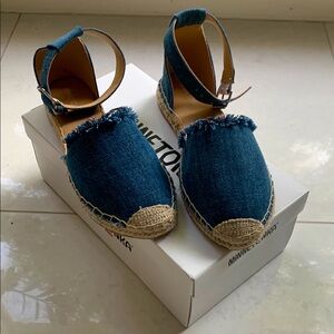 Brand new in box Minnetonka denim Blue Espadrille Shoes with Ankle Strap size 9
